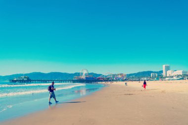 Dünyaca ünlü Santa Monica plajında yürüyen fotoğrafçı