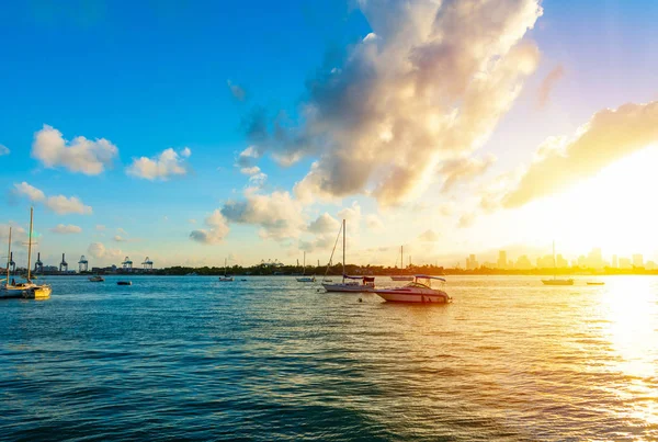 Miami Beach se pod zářícím sluncem při západu slunce — Stock fotografie