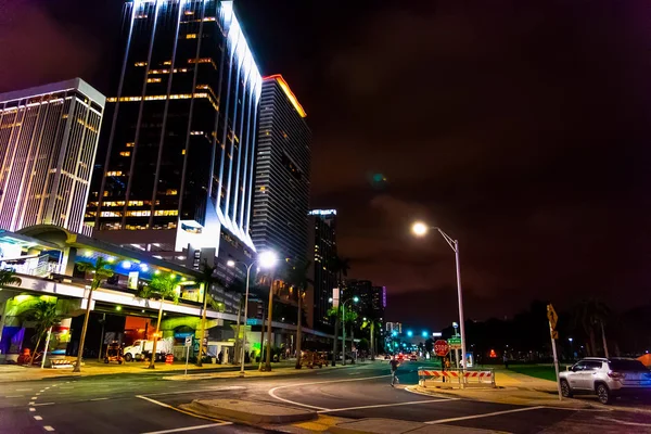 Felhőkarcolók belvárosában Miami Bayfront Park éjjel — Stock Fotó