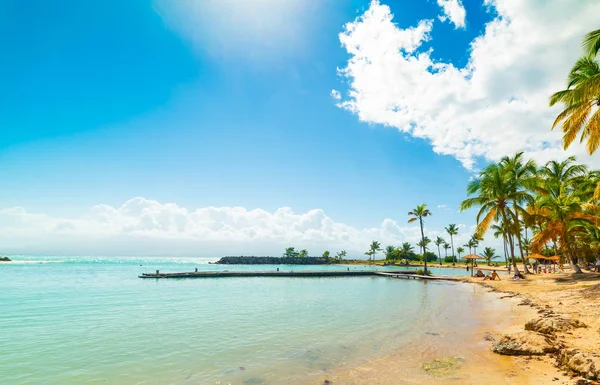 Guadeloupe Bas du Fort plaj üzerinde Mavi gökyüzü — Stok fotoğraf