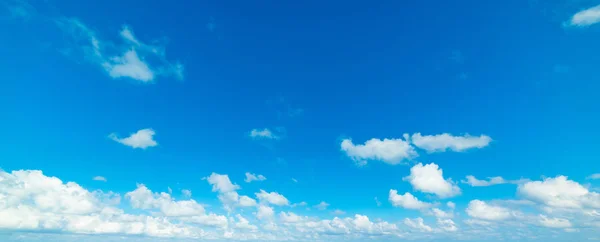 Nubes pequeñas y cielo azul en Miami — Foto de Stock