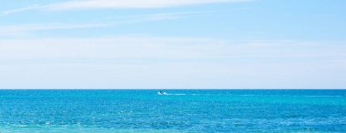Baharda mavi denizde yelken açmak. Sardunya, İtalya