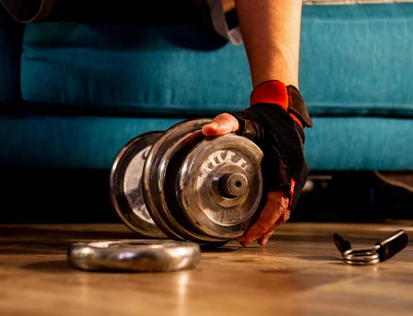 Mão Homem Com Luvas Treinamento Segurando Halteres Metal Durante Treino — Fotografia de Stock