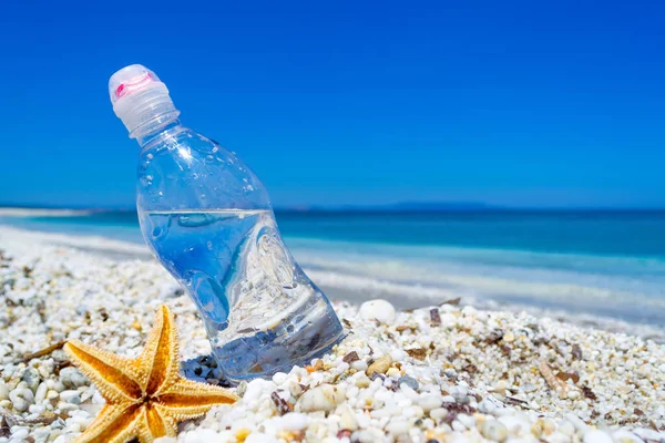 Botella Agua Sobre Guijarros Blancos Junto Orilla Verano —  Fotos de Stock