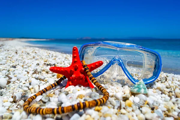 Máscara Buceo Estrella Mar Collar Guijarros Junto Mar Verano — Foto de Stock