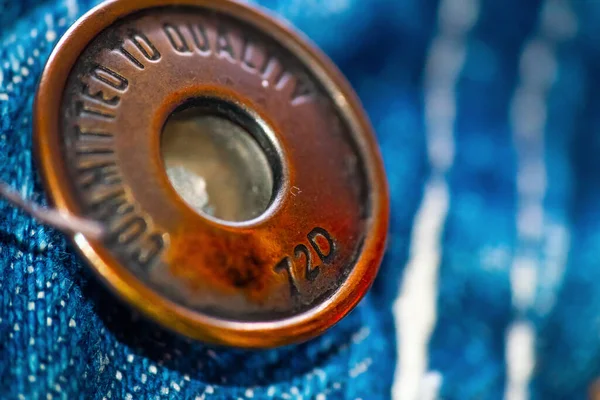 ジーンズの上の金属ボタンの極端なクローズアップ — ストック写真