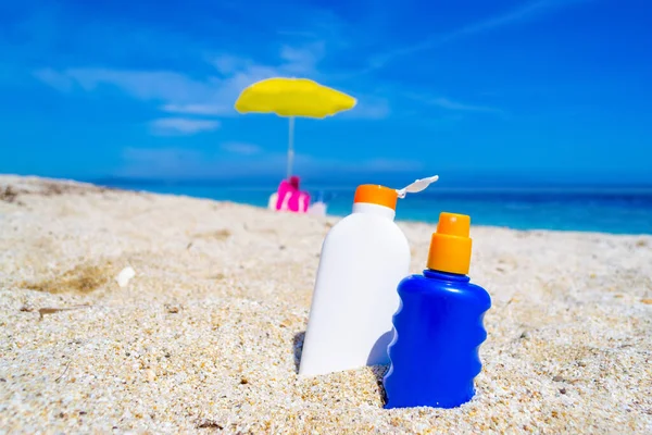 Botellas Bronceado Azul Blanco Una Playa Blanca Verano —  Fotos de Stock