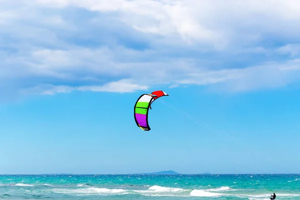 Bulutlu Bir Gökyüzünün Altında Uçurtma Sörfçüsü Sardunya Talya — Stok fotoğraf