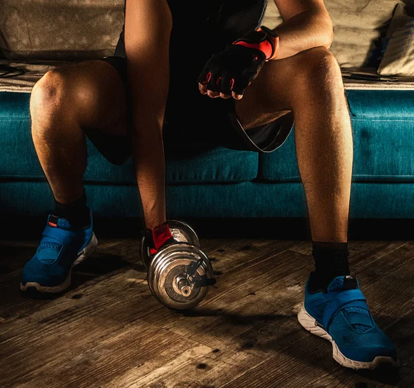 Gros Plan Homme Avec Haltère Métal Faisant Entraînement Maison Assis — Photo