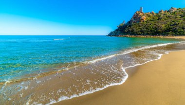 Kolostrai sahilinde altın deniz ve deniz. Sardunya, İtalya