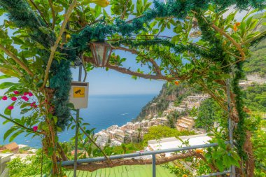 İlkbaharda Positano sahilinde bir çardak. Amalfi Sahili, İtalya