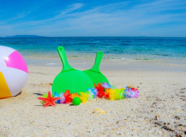 Yazın kumsalda yeşil raketler