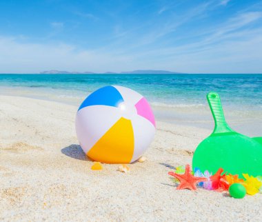 Yazın kumsalda top ve raketler