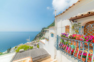 Positano 'da pitoresk bir balkonda çiçekler. Amalfi Sahili, İtalya