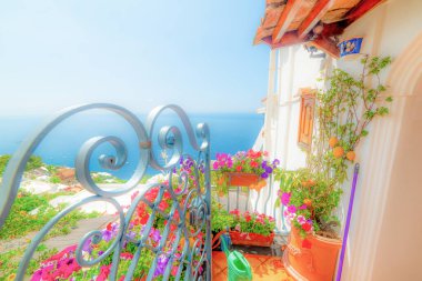 Positano sahilinde renkli çiçeklerle dolu güzel bir balkon. Amalfi Caost, İtalya