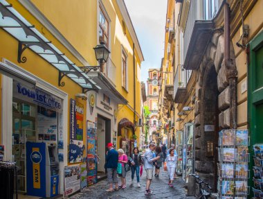 Sorrento, ITA - 23 Mayıs 2018: Old Town Sorrento 'da dar bir sokakta yaşayan insanlar