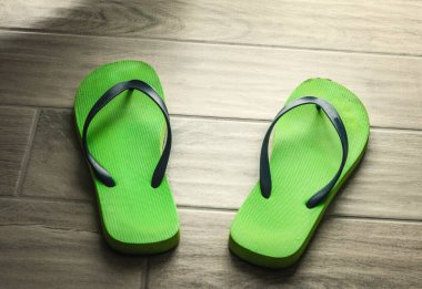 Gri zeminde yeşil parmak arası terliklerin ayrıntıları 