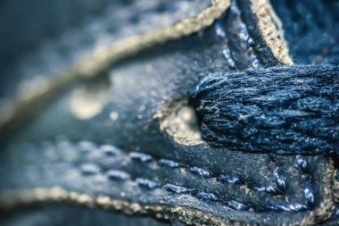 Mavi ayakkabı bağı ve dikişlere aşırı yakın.