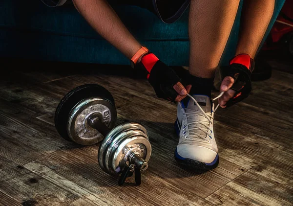 Primer Plano Hombre Atando Cordones Antes Entrenar Casa — Foto de Stock