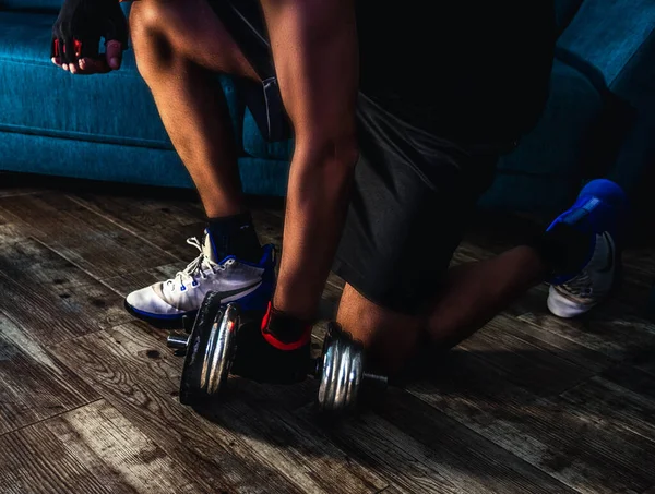 Vue Latérale Homme Cueillant Haltère Pendant Entraînement Maison — Photo