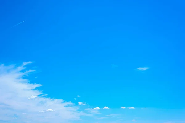 Blauer Himmel Mit Weißen Weichen Wolken — Stockfoto