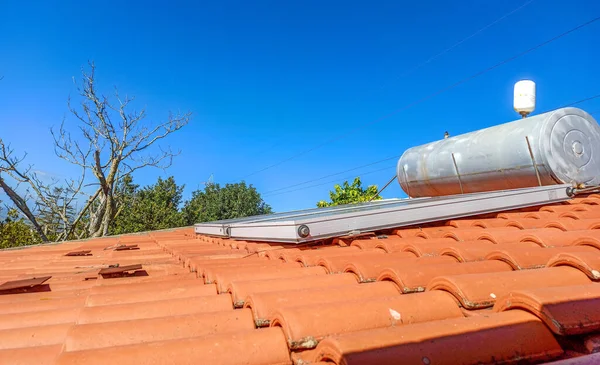 Solarenergie Elektrischer Boiler Auf Einem Orangefarbenen Dach Unter Klarem Himmel — Stockfoto