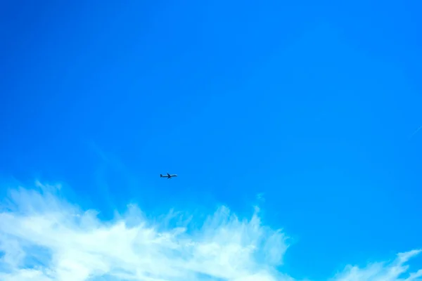 Baharda Mavi Gökyüzünde Bulutların Üzerinde Uçan Ticari Uçak — Stok fotoğraf