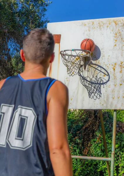 Jogador Basquete Uma Quadra Basquete Quintal Verão — Fotografia de Stock