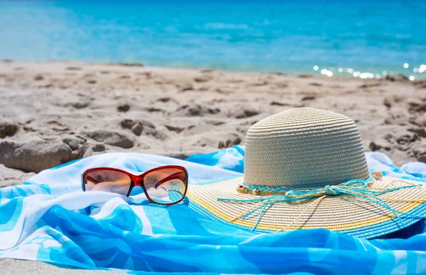 夏日沙滩上的太阳镜和沙滩帽 — 图库照片