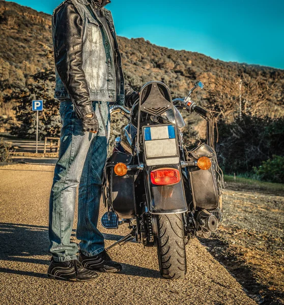 Biker Debout Côté Moto Sur Bord Une Route Campagne Coucher — Photo