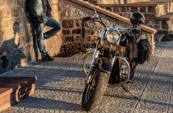 Klassieke Motorfiets Motorrijder Bij Zonsondergang — Stockfoto