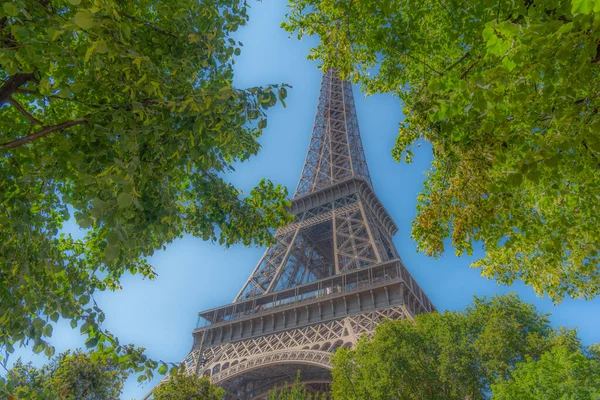 Wereldberoemde Eiffeltoren Onder Een Blauwe Lucht Parijs Frankrijk — Stockfoto