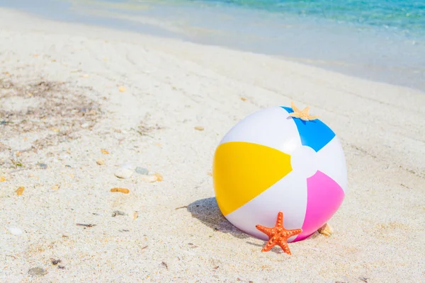 夏天海滩上的小球和沙滩上的星星鱼 — 图库照片