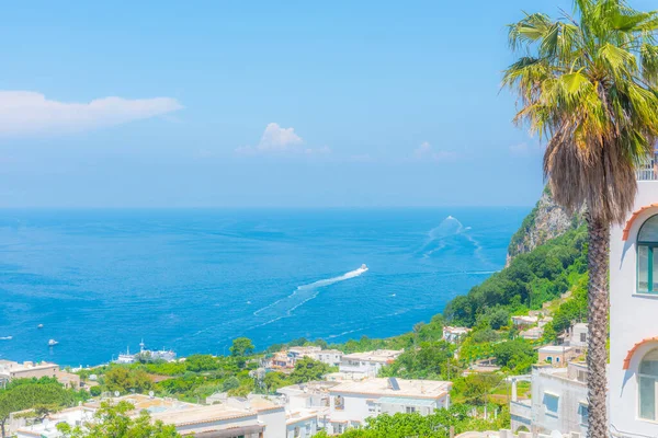 Wybrzeże Capri Pod Bezchmurnym Niebem Wiosną Włochy — Zdjęcie stockowe