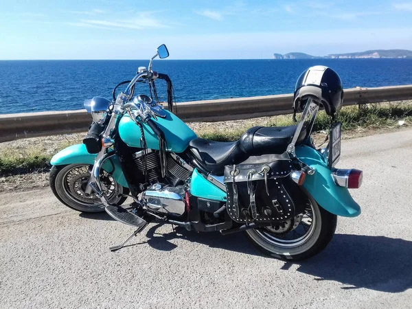 サルデーニャ島 Ita 10月10 2019 背景にCapo Cacciaと海によって駐車ターコイズバイク — ストック写真