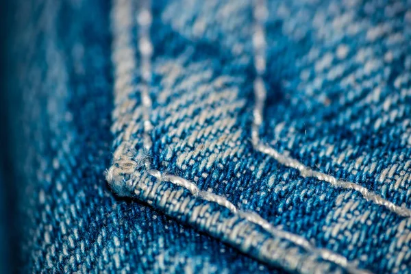 青いジーンズのポケットの縫い目の極端なクローズアップ — ストック写真