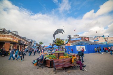 San Francisco, ABD - 31 Ekim 2016: Rıhtım 39 'da Yengeç Heykeli İnsanları
