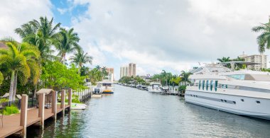 Fort Lauderdale 'deki Las Olas Adaları' nda lüks evler ve yatlar. Florida, ABD