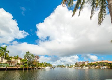 Fort Lauderdale 'deki Las Olas adaları üzerindeki bulutlar. Florida, ABD