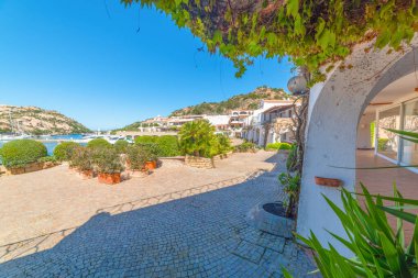 İlkbaharda mavi gökyüzünün altında Poltu Quatu. Sardunya, İtalya