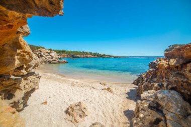 Alghero 'da deniz kenarında küçük bir koyda kayalar. Sardunya, İtalya