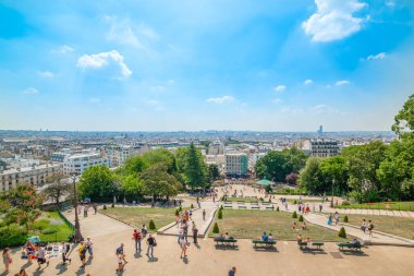 Paris, Fransa - 07 Temmuz 2018: Güneşli bir günde Montmartre merdivenlerinde insanlar