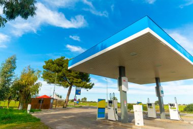 Kırsal kesimde mavi gökyüzünün altında bir benzin istasyonu