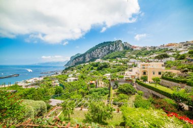 İtalya 'da güneşli bir günde Capri adasının manzarası