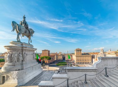Vittorio Emanuele II İtalya 'nın başkenti Roma' daki Altar 'da heykeli.
