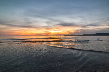 Alghero sahilinde huzurlu bir gün batımı. Sardunya, İtalya