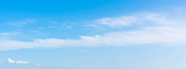 Céu Azul Com Nuvens Brancas Suaves — Fotografia de Stock