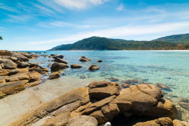 Cala Pira 'da kayalar ve mavi deniz. Sardunya, İtalya