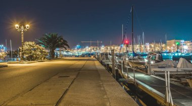 Açık bir gecede Alghero limanı. Sardunya, İtalya