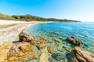 Porto Pirastu 'da mavi deniz ve kayalar. Sardunya, İtalya